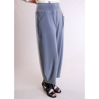 Sympli Narrow Lantern Pant side view Melange Gun Metal - Fashion Crossroads Inc.