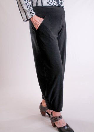 Sympli Narrow Lantern Pant side view Black - Fashion Crossroads Inc.