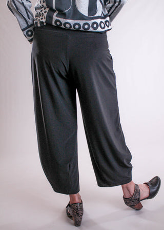 Sympli Narrow Lantern Pant back view Black - Fashion Crossroads Inc.