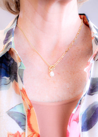 Kendra Scott Leighton Gold Pearl Chain Necklace in White Pearl detail view - Fashion Crossroads Inc.