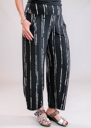 Sympli Narrow Lantern Pant in Cecily Black Print side view - Fashion Crossroads Inc.