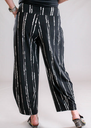 Sympli Narrow Lantern Pant in Cecily Black Print back view - Fashion Crossroads Inc.